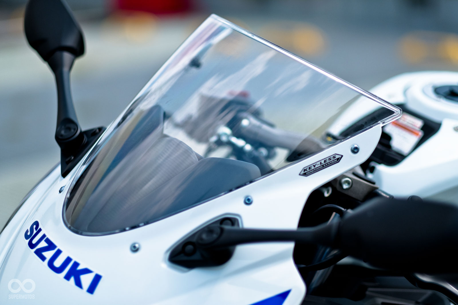 車頭風鏡旁有Keyless標籤,這也是R版的限定配備