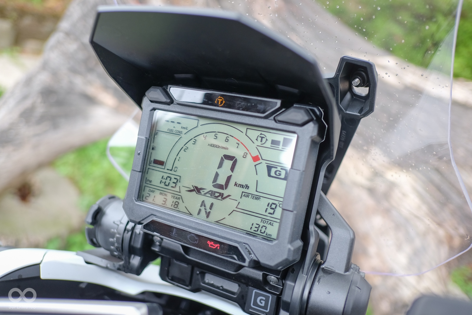 儀表規格雖與舊款相同,但為了預留電控系統指示燈號,在內部佈局稍有不同。右上角分別有TC段數指示以及G Mode燈號