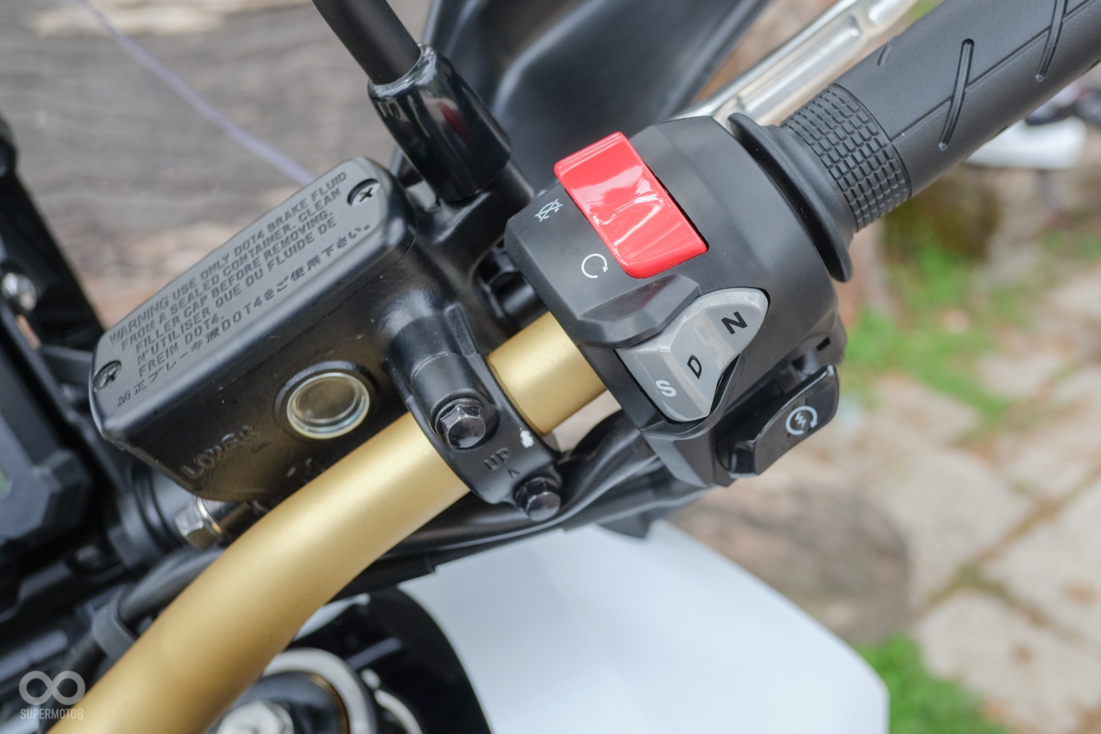 DCT變速箱模式切換鈕,在S模式按住S按鍵即可進行三段動力模式輸出調整