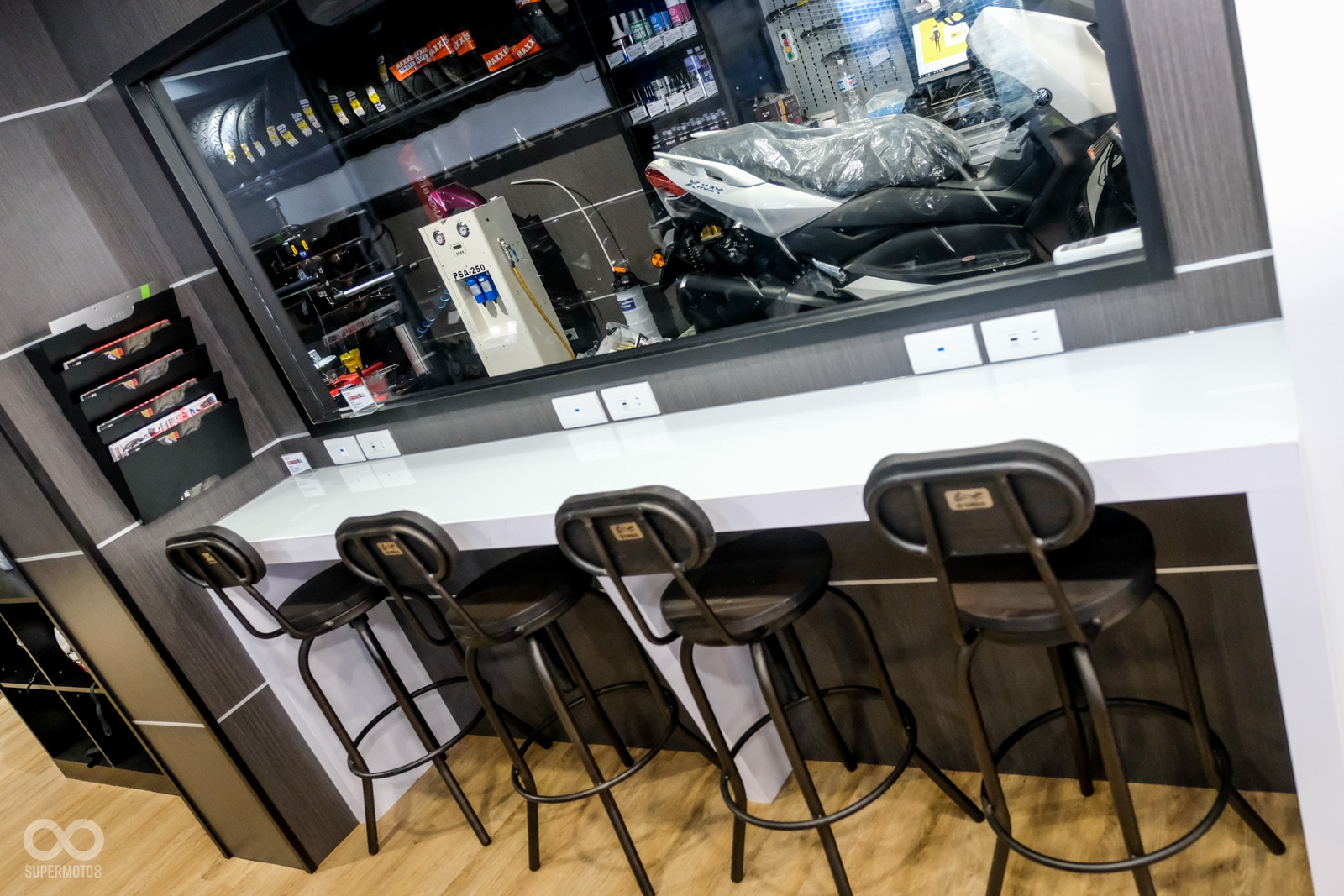 休息區可以透過櫥窗檢視愛車維修流程