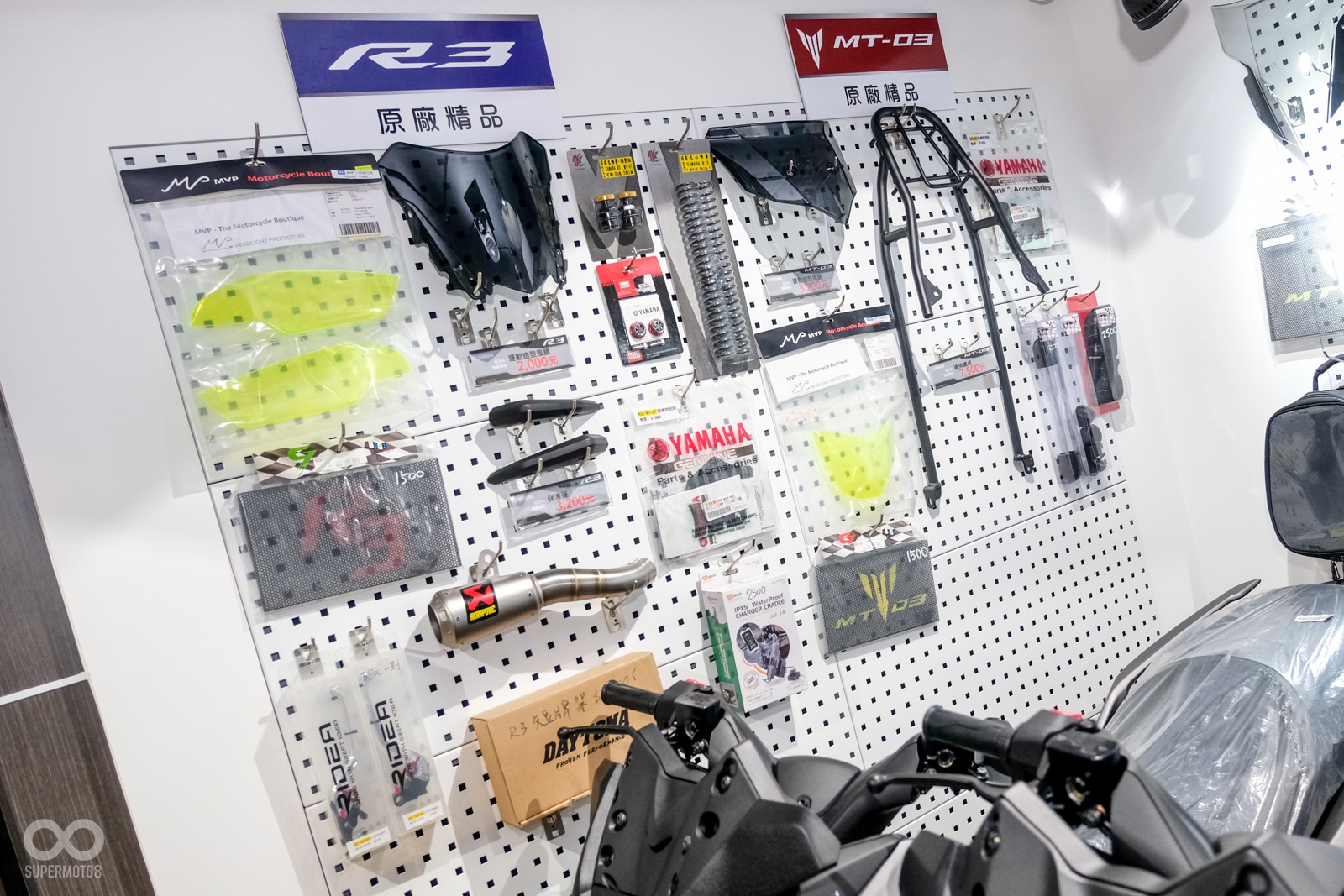 店家後方更展示YAMAHA原廠引進的改裝套件,另外也有第三方廠商的改裝品