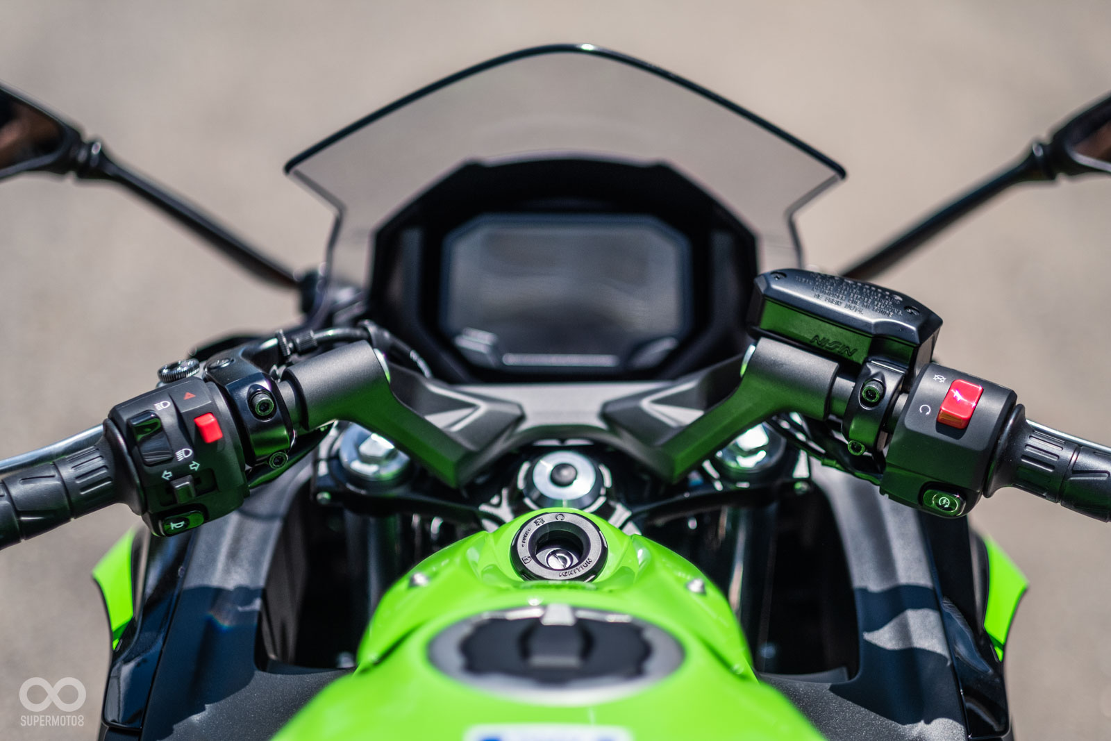 左右把手配置與多數車款雷同,左側有警示燈開關