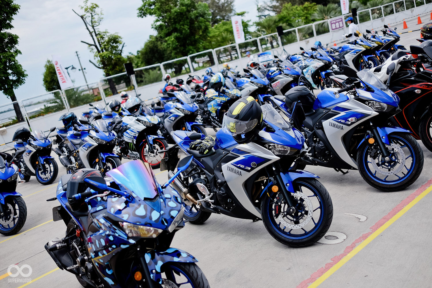 賽道體驗當然少不了運動性能優異的R3,經典YAMAHA 藍一字排開