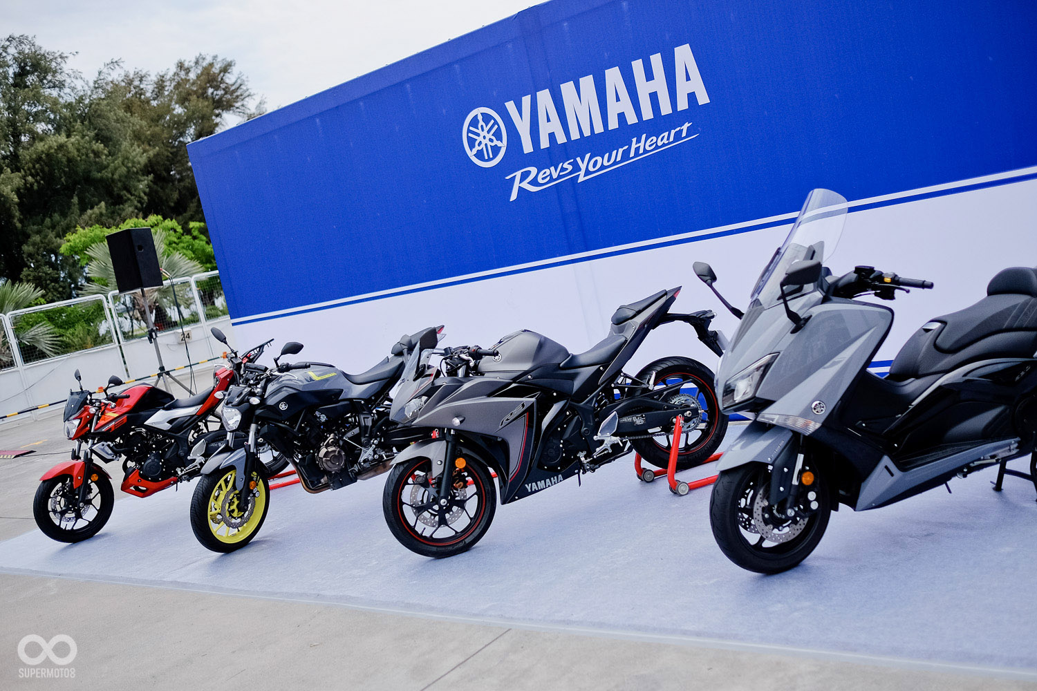 現場展示著2016年YAMAHA最新車款