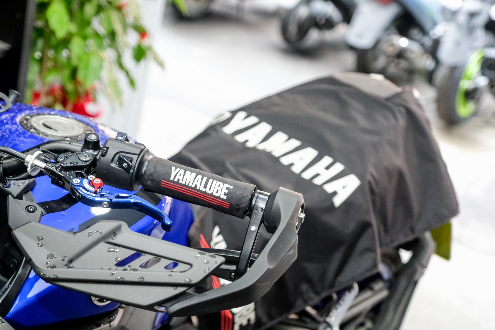 維修前,技師會在握把、椅墊套上保護套