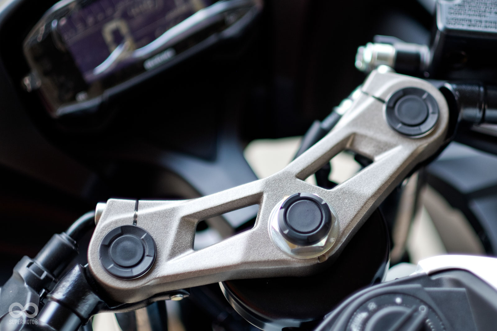 2020年式的SUZUKI GSX-R 150配有金色煞車卡鉗,三角台也改為古銅色