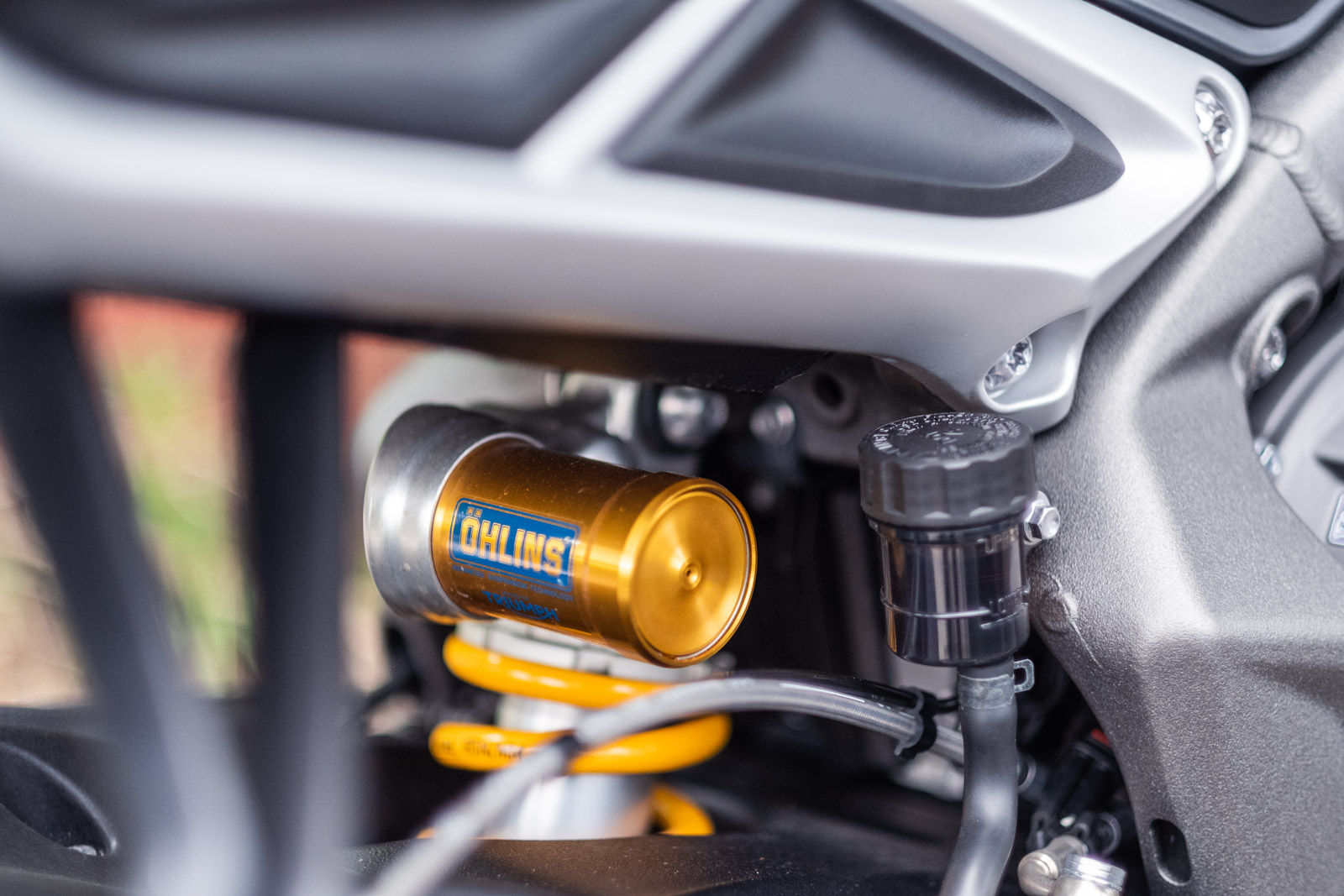 後避震為Öhlins STX40避震器