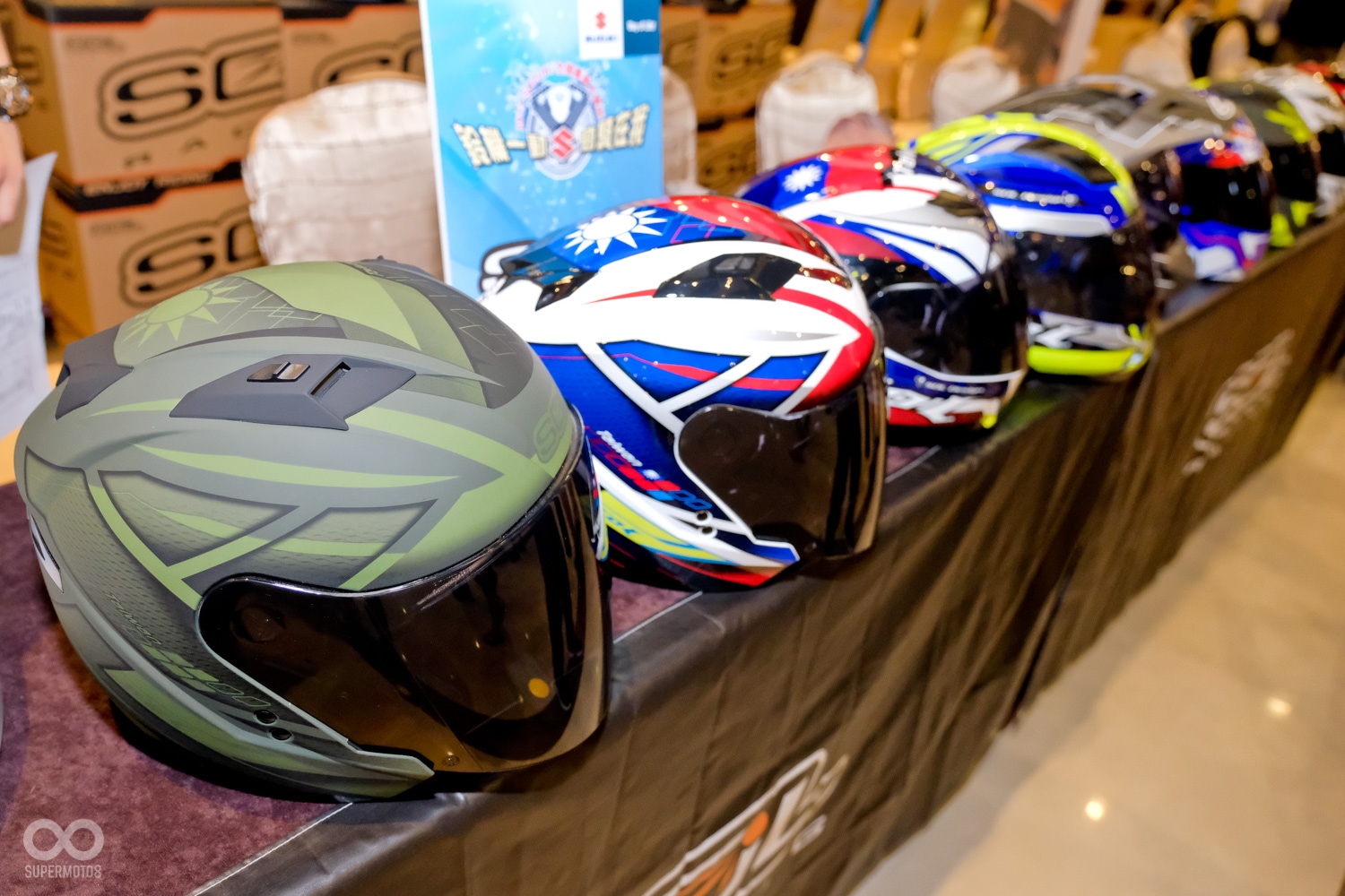 受年輕人喜愛的國產的SOL安全帽也來到現場擺攤,其中者頂國旗迷彩帽相當吸引目光