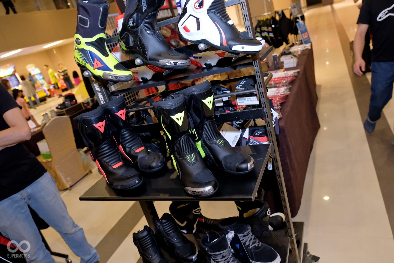 防摔衣大廠Dainese也到現場供車友選擇,不只防摔衣,車靴也是一應俱全