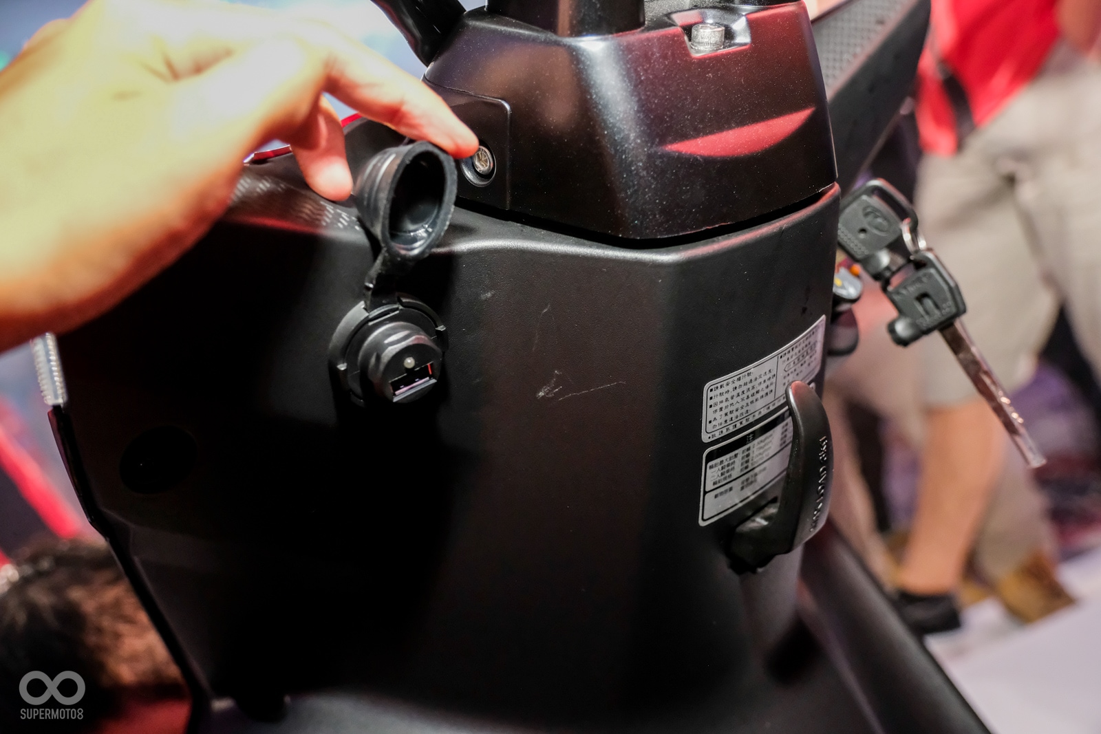 跑酷 125在龍頭下方也設計一組USB充電孔，讓車主能更方便使用