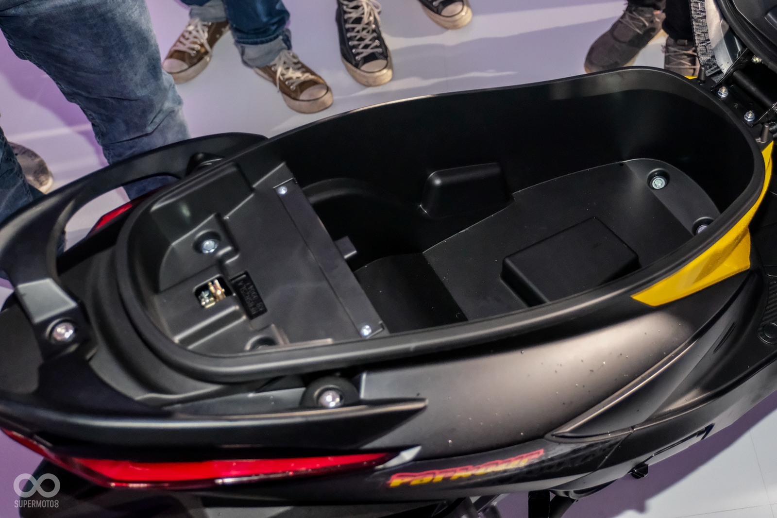 車廂空間表現普通，目測能放入一頂3/4安全帽