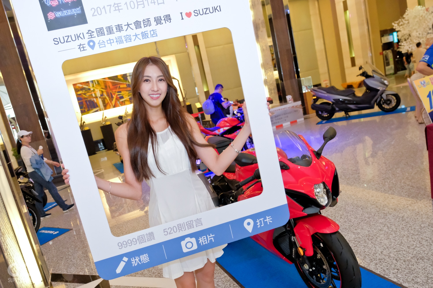 拍照打卡的活動更讓大家熱絡起來,每個人都搶著合照