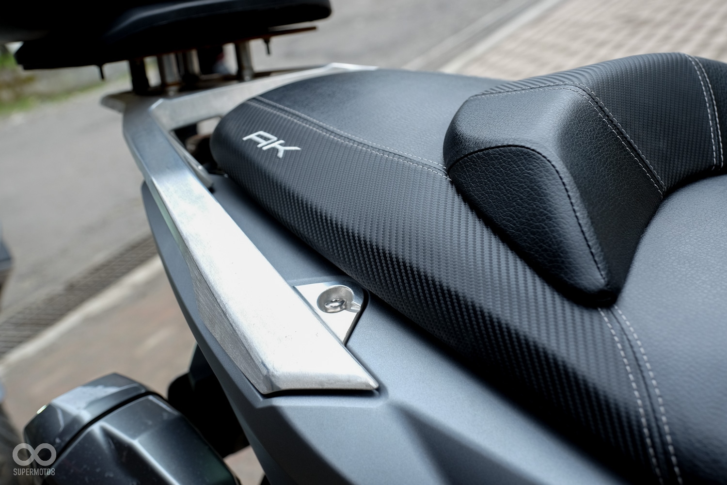 開發中的後扶手，融入了後箱支架的功能