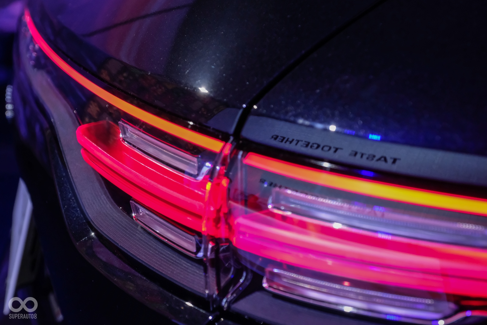 尾燈融入全新世代的Porsche家族特徵,近看可發現其多層次的設計