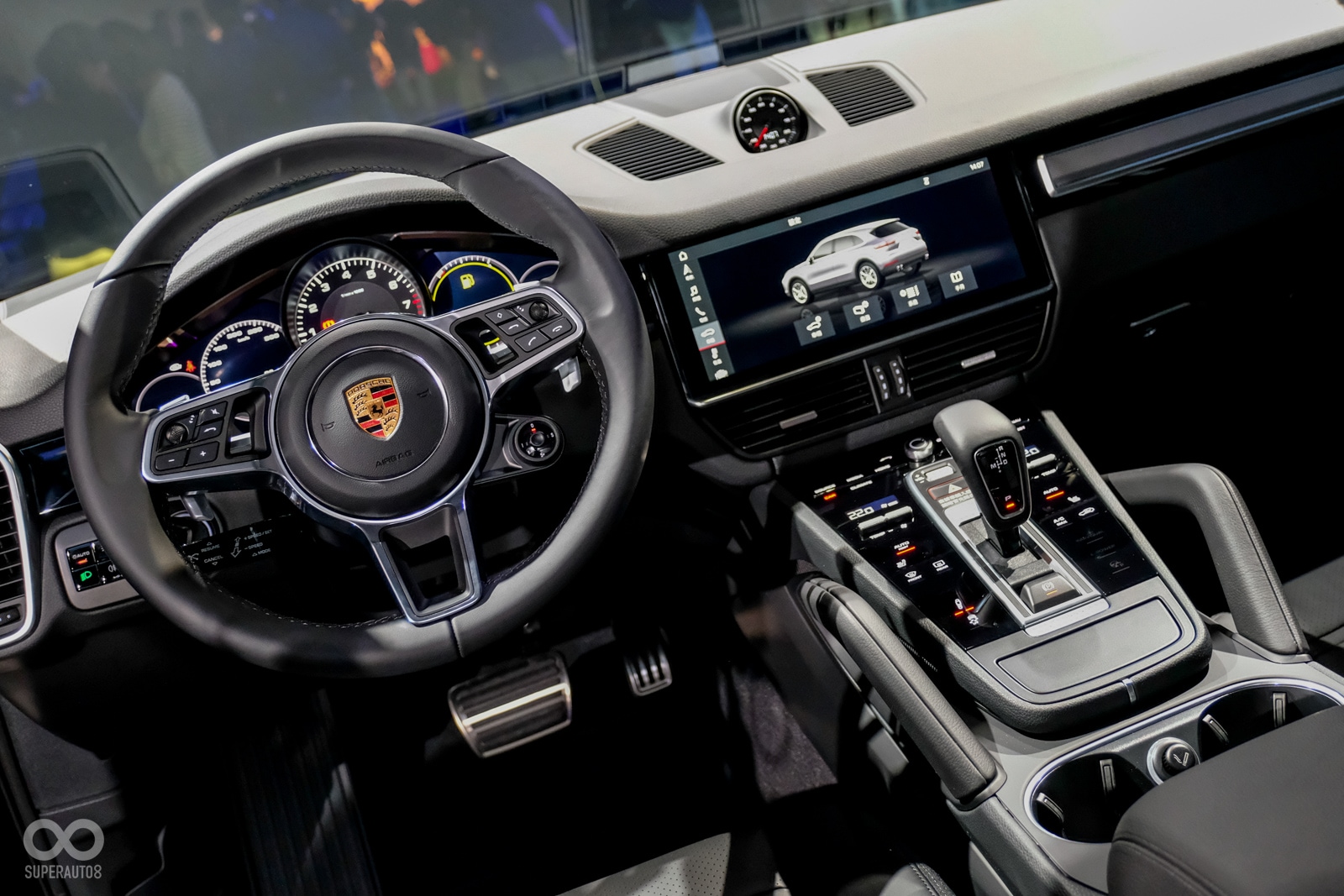 中控臺大幅降低實體按鍵數量,改以震動回饋的觸控面板取代