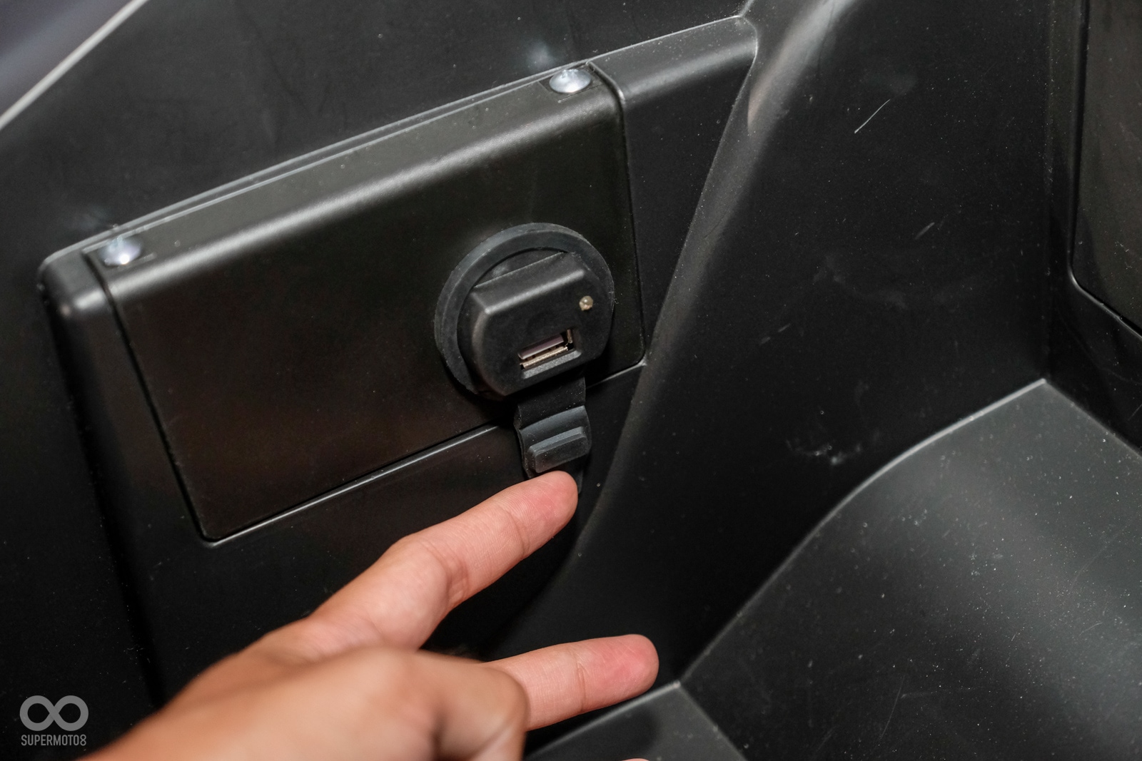 車廂內也配置有USB充電插孔