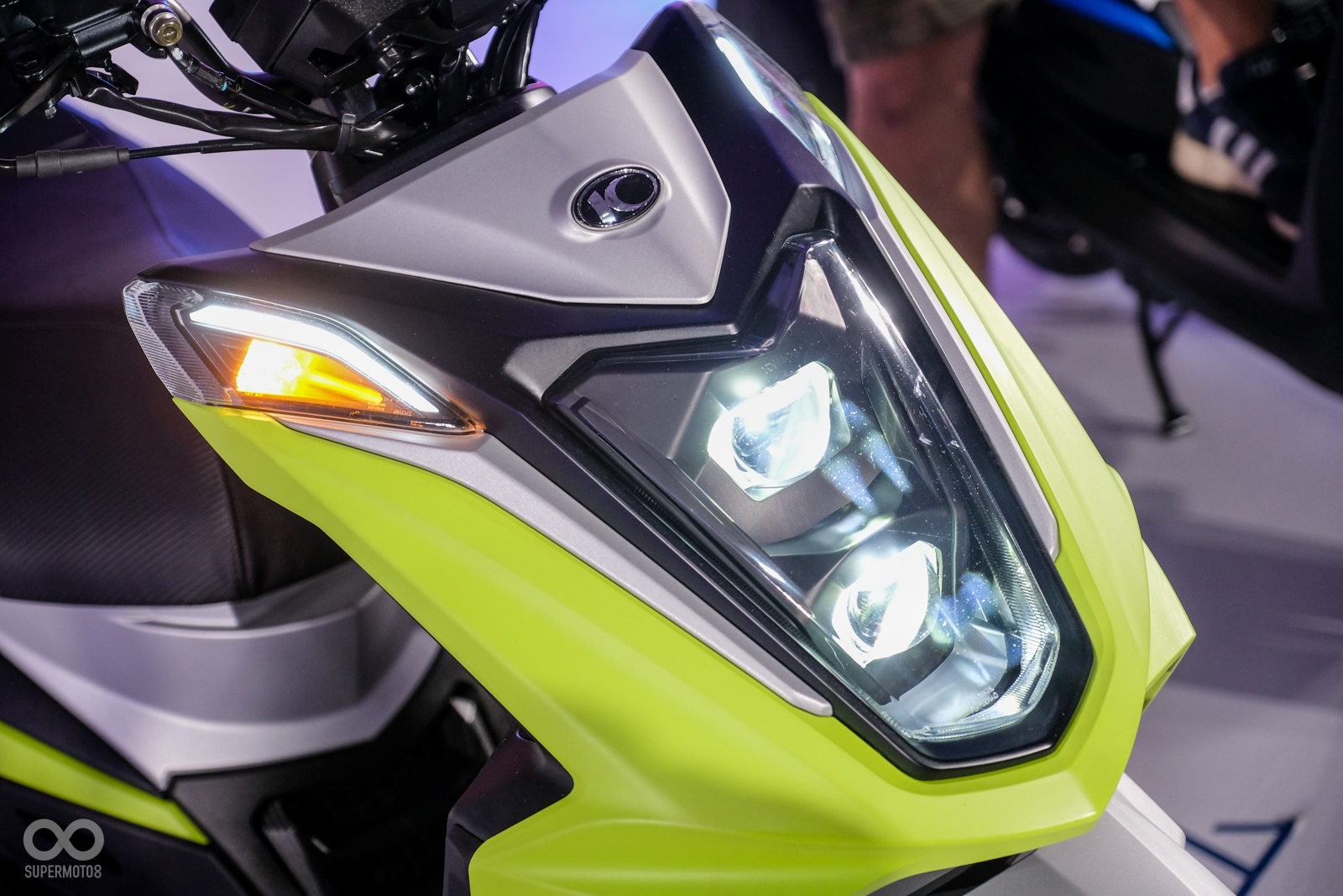 車頭大燈採用雙魚眼設計