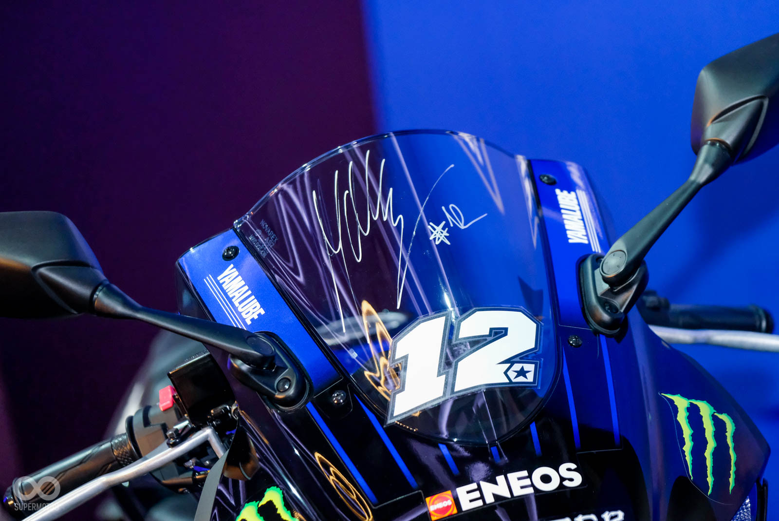 Maverick Viñales為這輛車貼上12號車貼，且在風鏡親筆簽名