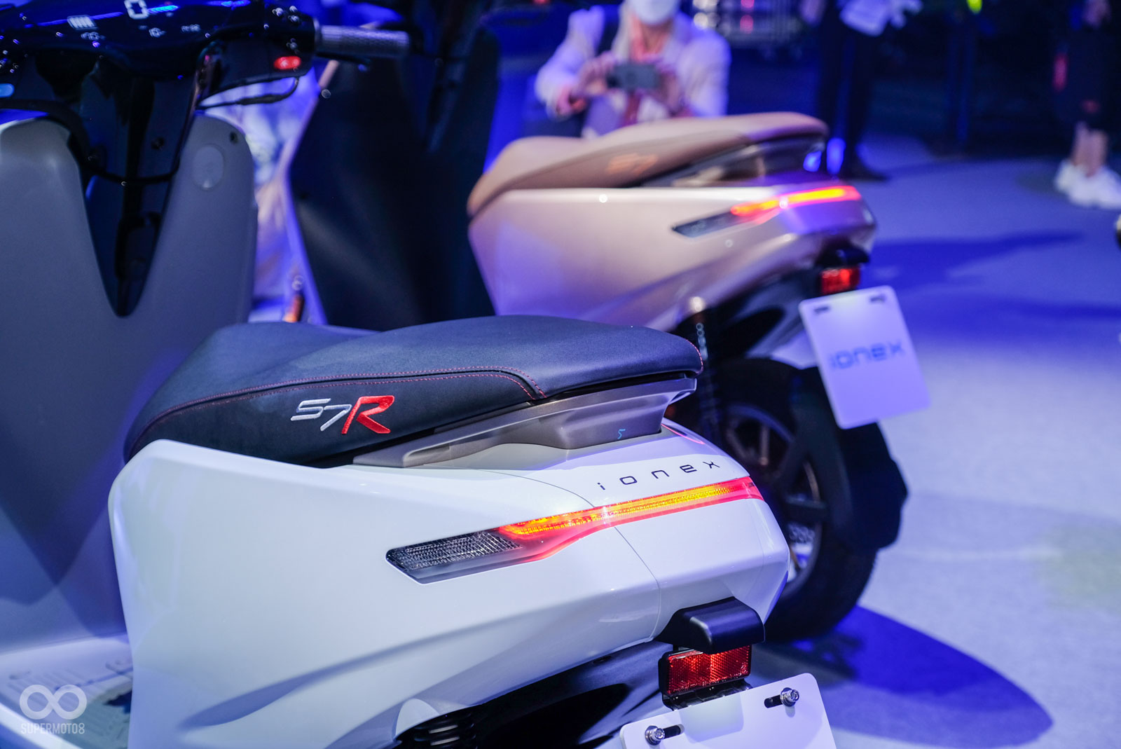 顯眼的坐墊電繡字樣,搭配上紅色車縫線