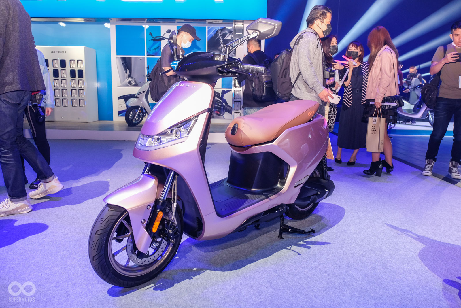 S7外觀上看起來較有質感,S7R則增添許多熱血感