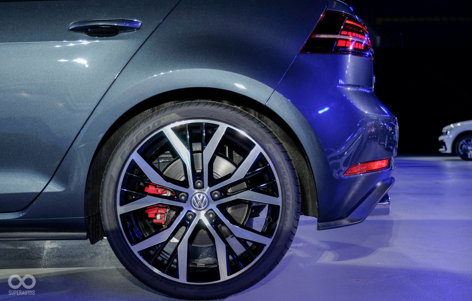 19吋Santiago鋁合金輪圈、GTI Performance高性能紅色卡鉗，除了好看，也彰顯了車輛的戰鬥性格