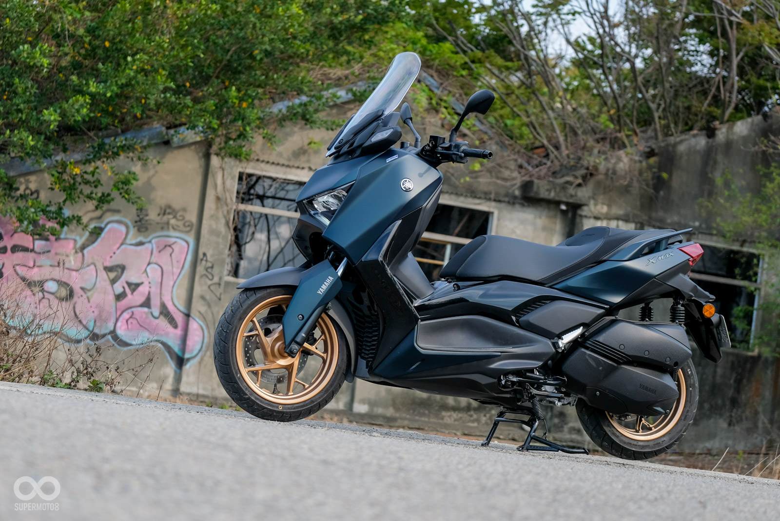 車側關刀車殼從過往塑料原色改為烤漆材質提升質感