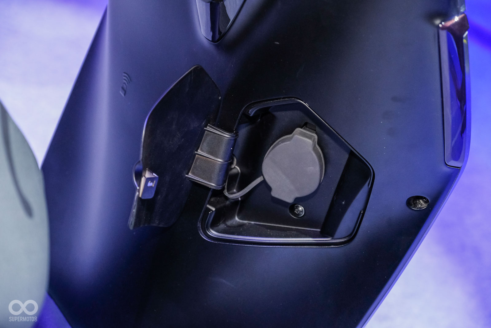 充電車型的充電孔位在前面版內