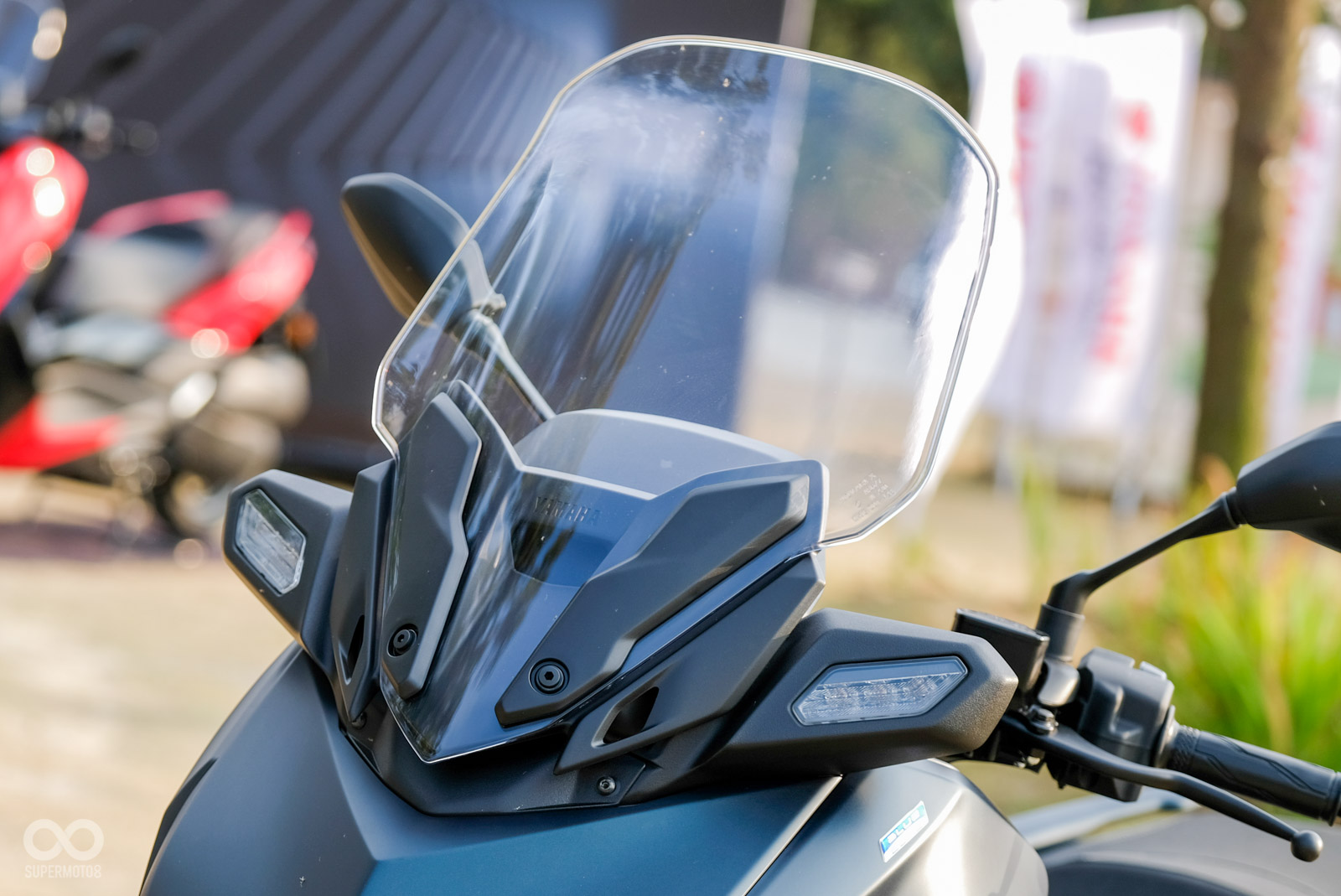 風鏡造型調整,但依舊維持需要工具手動調整;方向燈也上移到把手前端,辨識度更佳