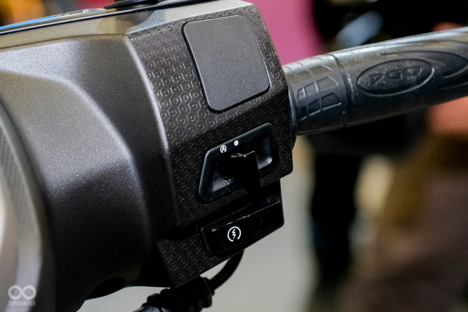 手把總成、儀表與BON 125 ABS相同,大燈開關已更換成怠速熄火開關