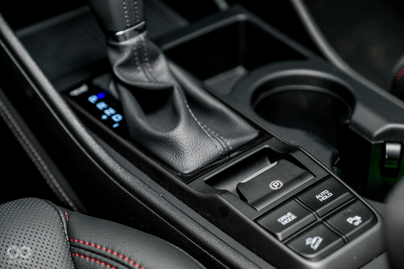 在方向盤上與一旁的按鈕區，可看見滿滿的安全系統按鈕，除了最入門車型採用腳踏式手煞車，其餘版本皆配EPB電子式手煞車