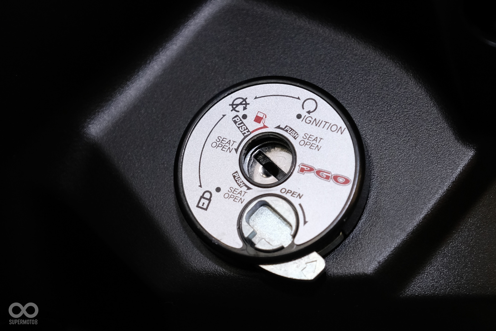 車廂空間與鎖頭則與BON 125 ABS相同