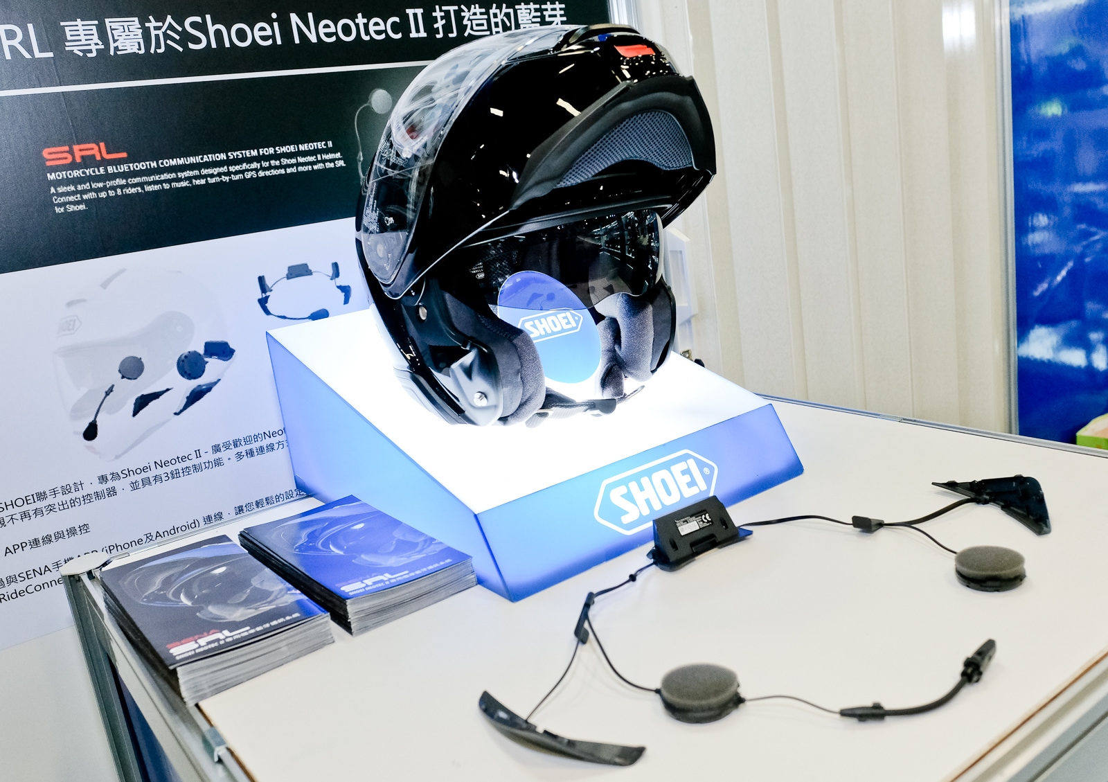 SHOEI全新可樂帽NEOTEC II,上掀設計搭配上內墨片,現在加上內建藍芽系統,絕對是通勤族最棒的安全帽選擇