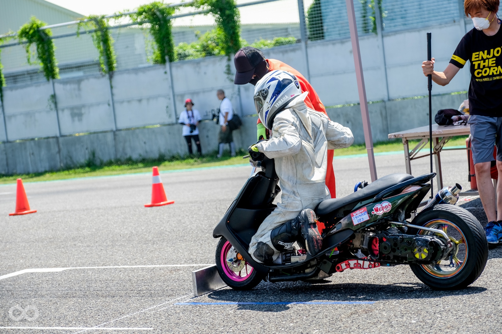 推上起跑線前,原地燒胎讓輪胎到達工作溫度,專業的計時器可記載準確的成績