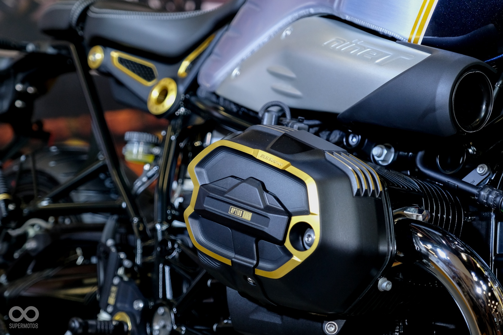 BMW R-nineT Option 719版本,以黑、灰色為主,並以金色線條襯托質感,全台限量十台,售價99.9萬