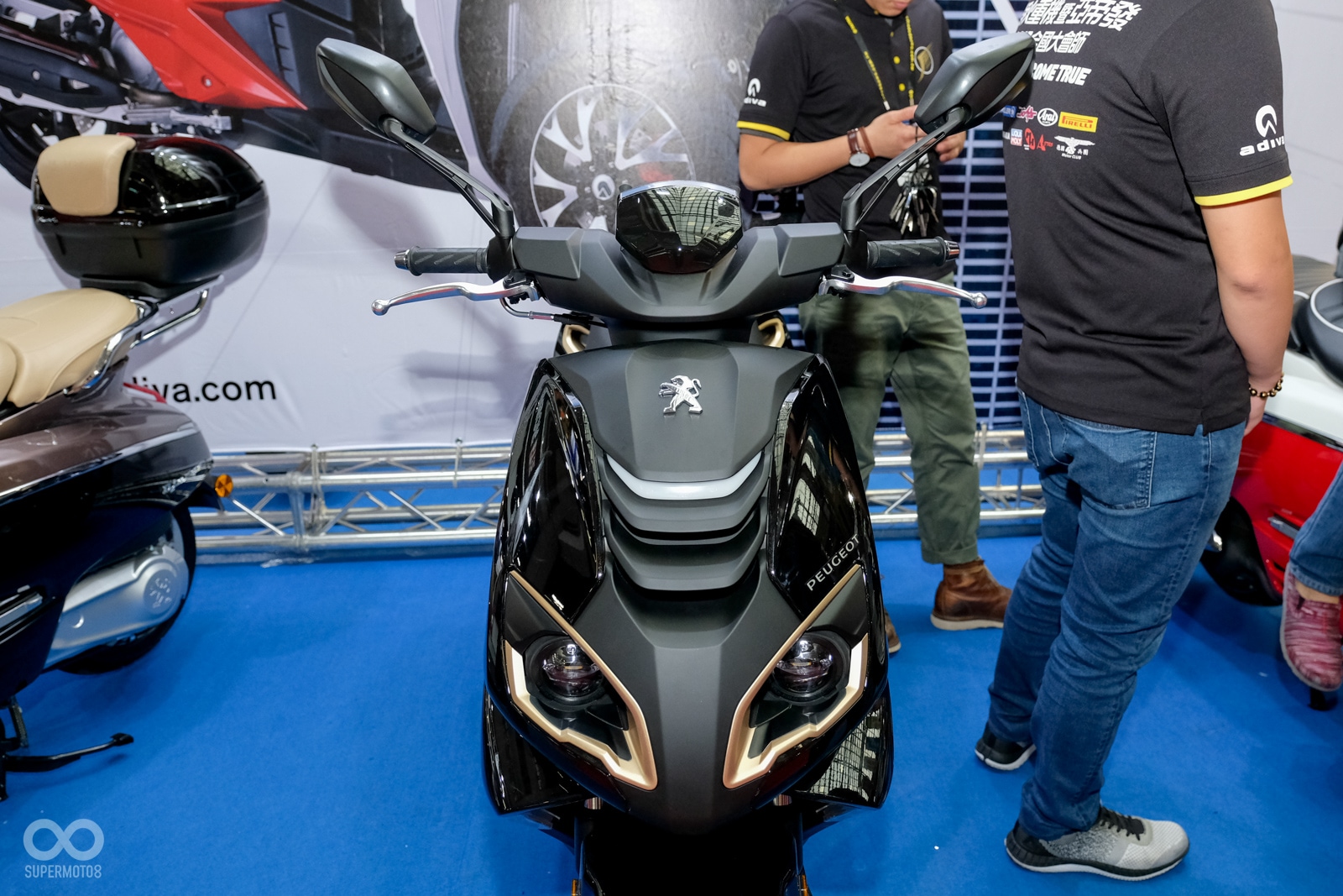 雙魚眼頭燈造型與Ducati 1098有幾分神似