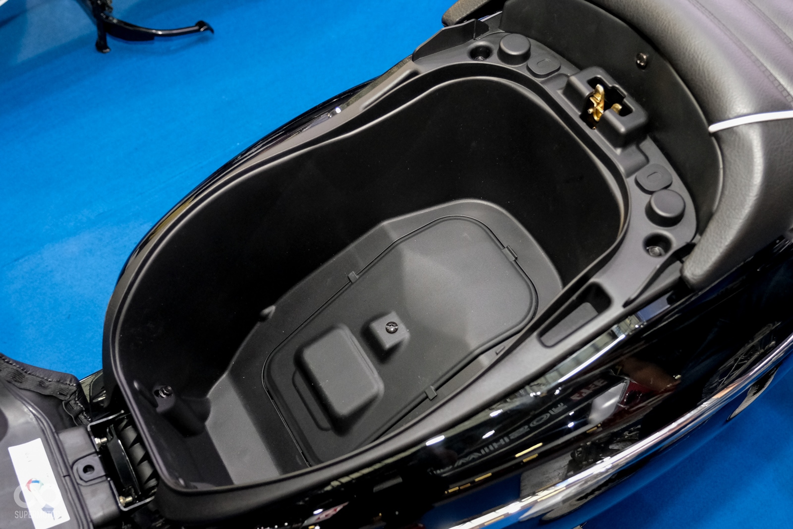 僅有前坐下有置物空間,後座下方則為電瓶位置