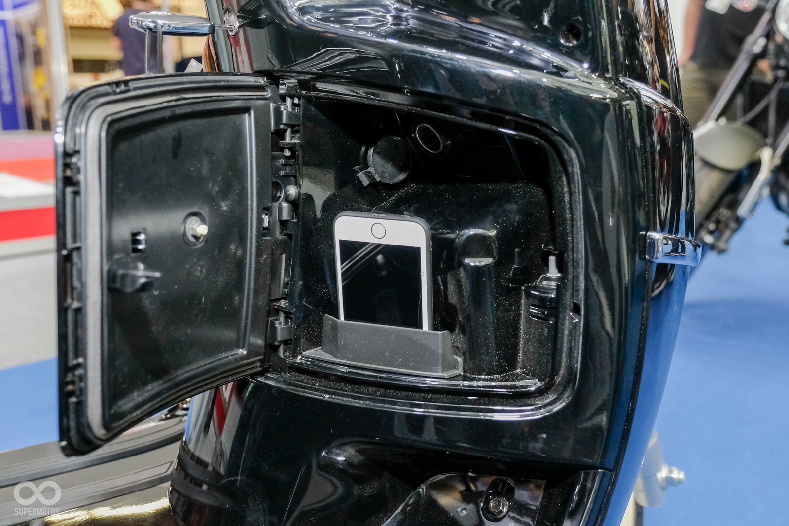 前置物箱左側為加油孔,右側有著電源插孔與置物空間