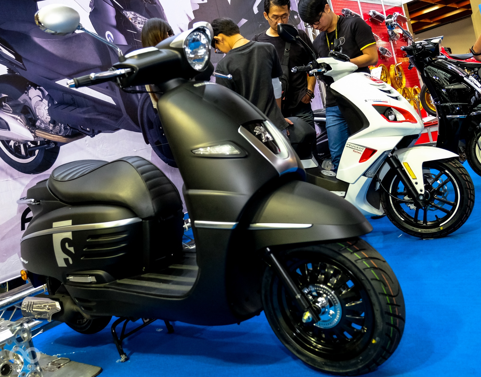 除了典雅的雙色車身烤漆,現場也擺放了消光運動式樣