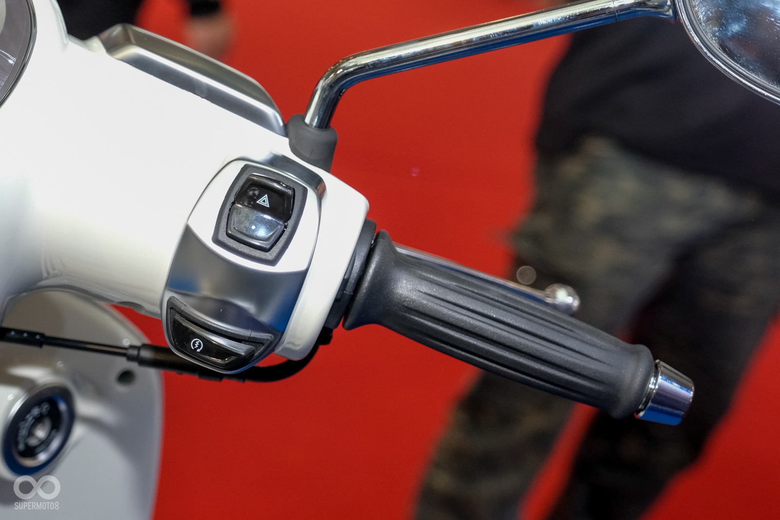 左、右把手按鍵配置與國內多數車款相似,並擁有實用的雙黃燈配置