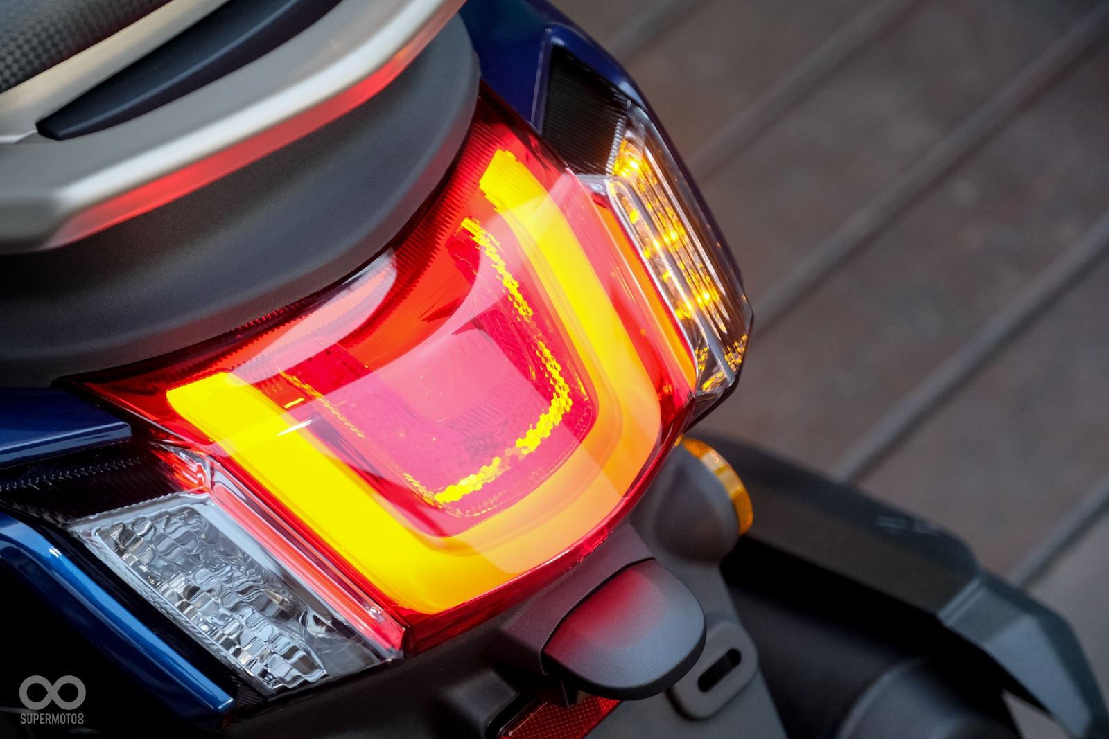 車頭定位燈位置相當特殊,辨識度極佳;車尾則是導光調配上LED煞車燈的組合