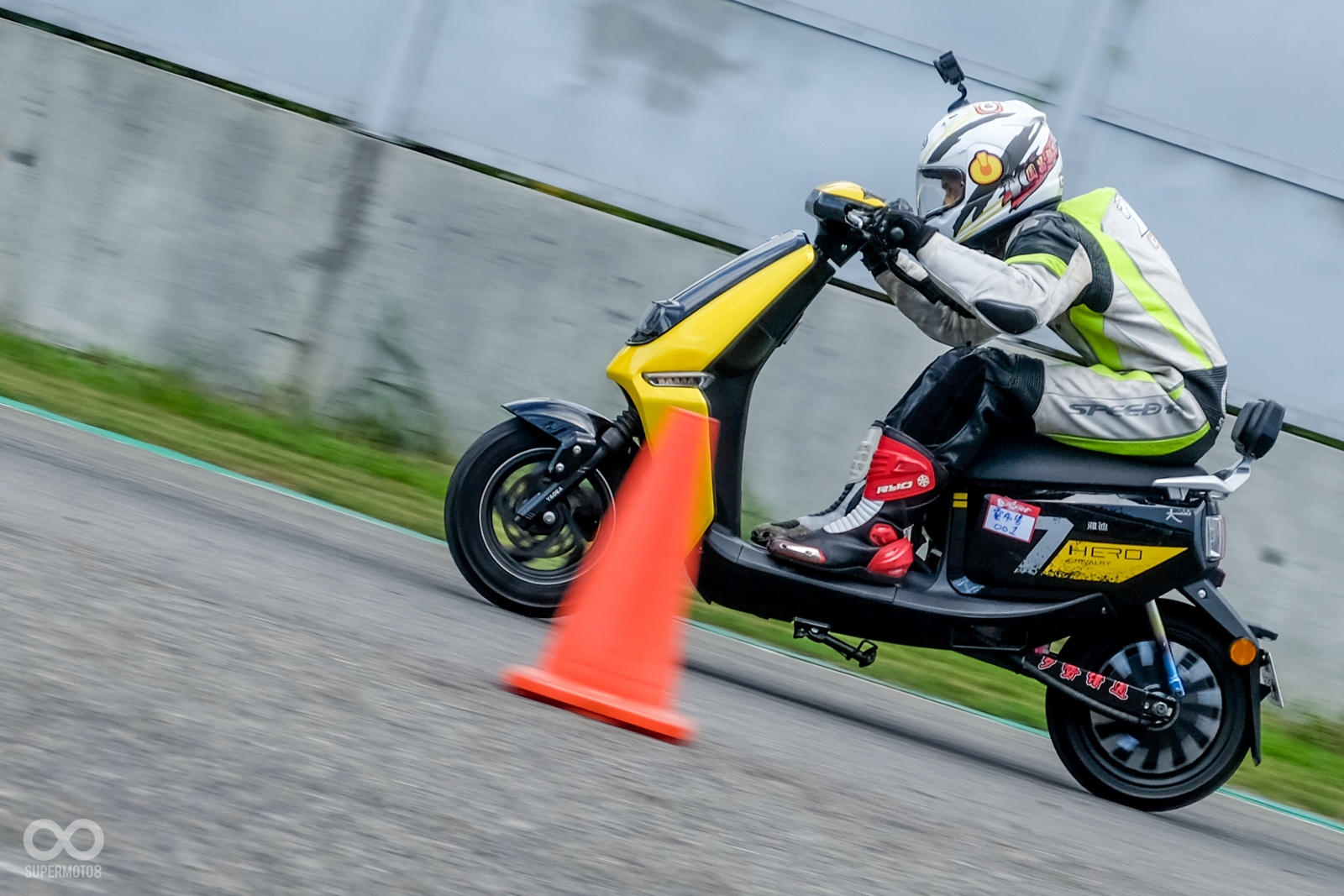 眼前這兩輛車,都是電動車哦