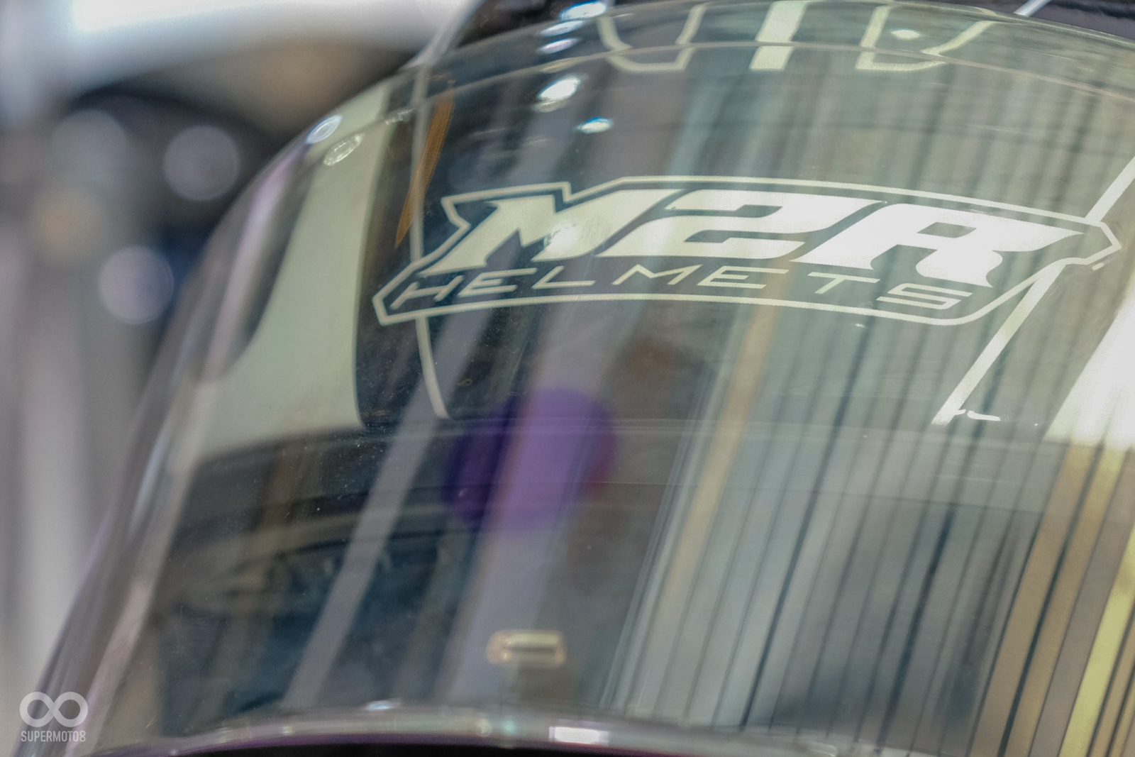 經過紫外線手電筒集中照射後,可以看出鏡片中央變色的區塊