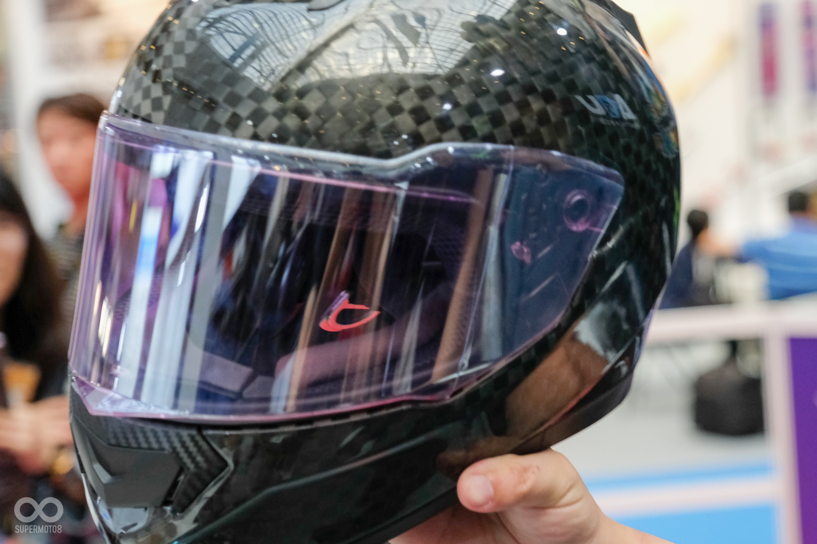 透過左右兩側的對比,可以看出第一張圖變色較明顯,第二張圖則保持原有色澤