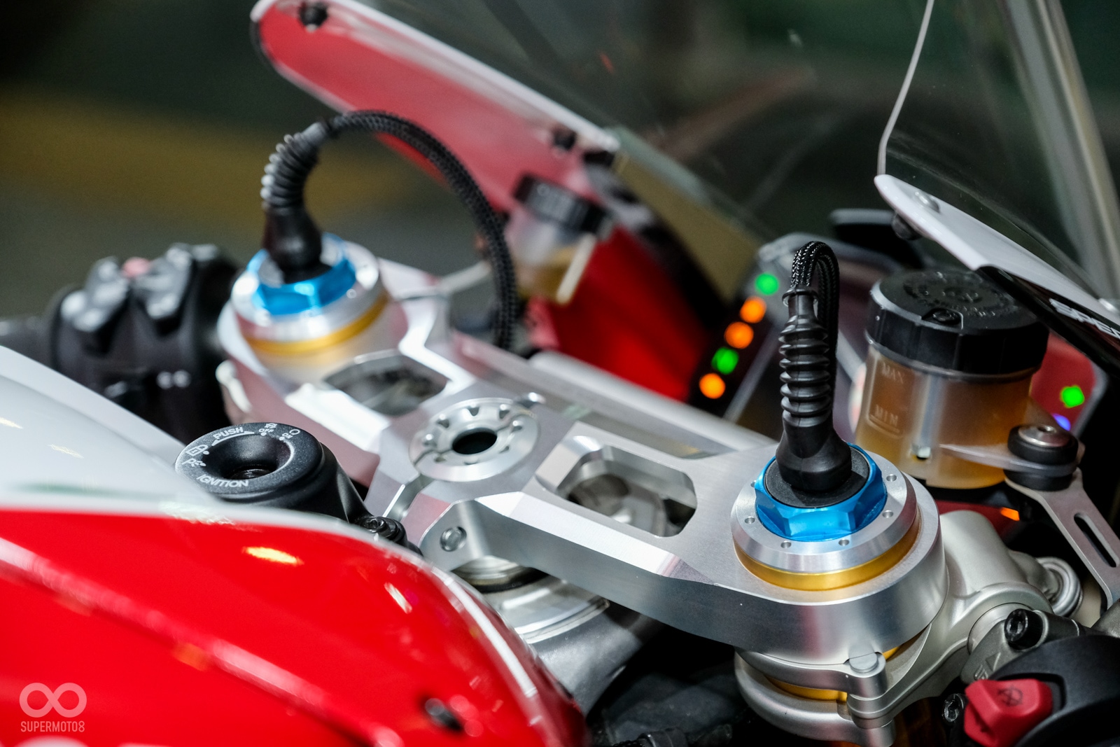 身為當家頂級車款的Panigale V4S/Speciale,有電子懸吊當然是標準配備