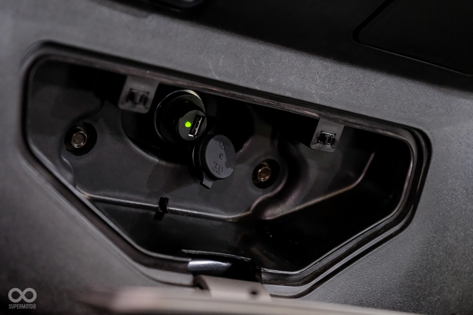 胎壓數值將顯示於儀表板上頭;車輛標配QC 3.0充電插孔