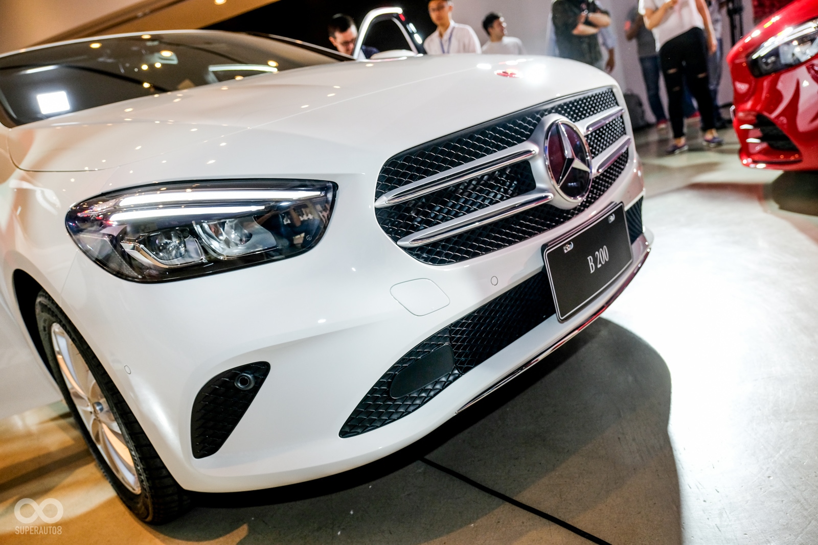 B200的車頭造型較為柔和