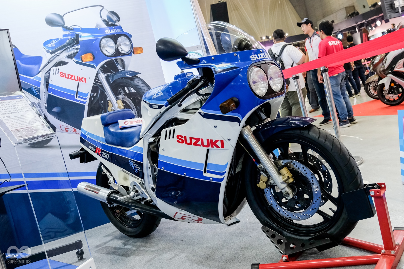 剛結束的台北重機展中,SUZUKI就擺放了經典藍、白配色的GSX-R750