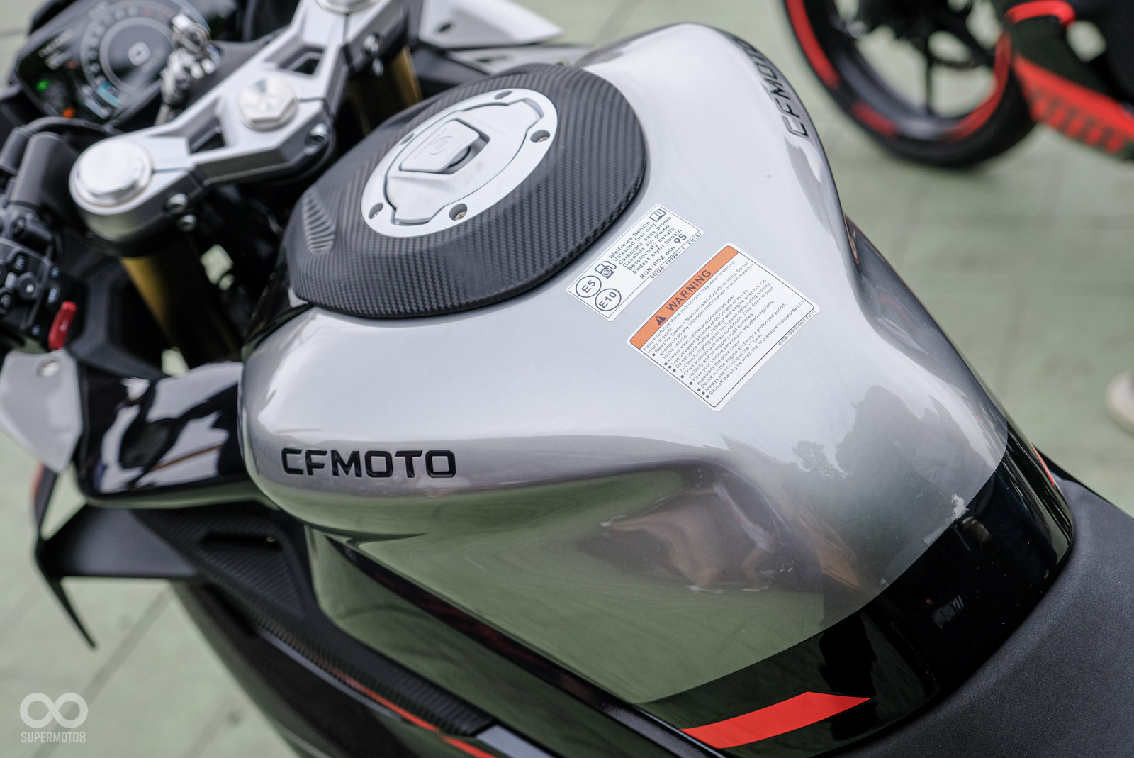 車體尺碼苗條，油箱類似舊款R3尺碼