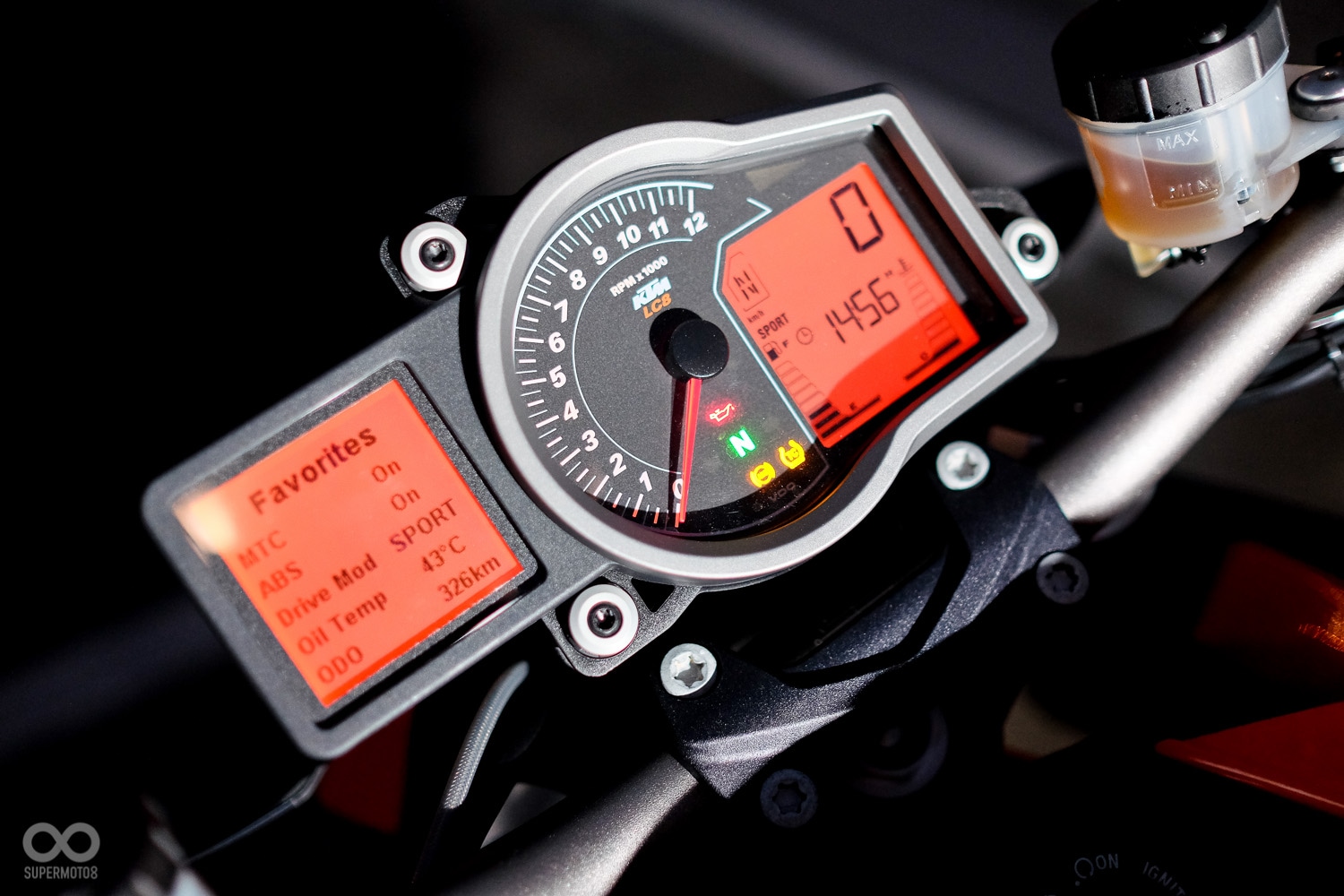 看似規矩的儀表，夜晚橘色背光點亮，完全傳達KTM熱血DNA