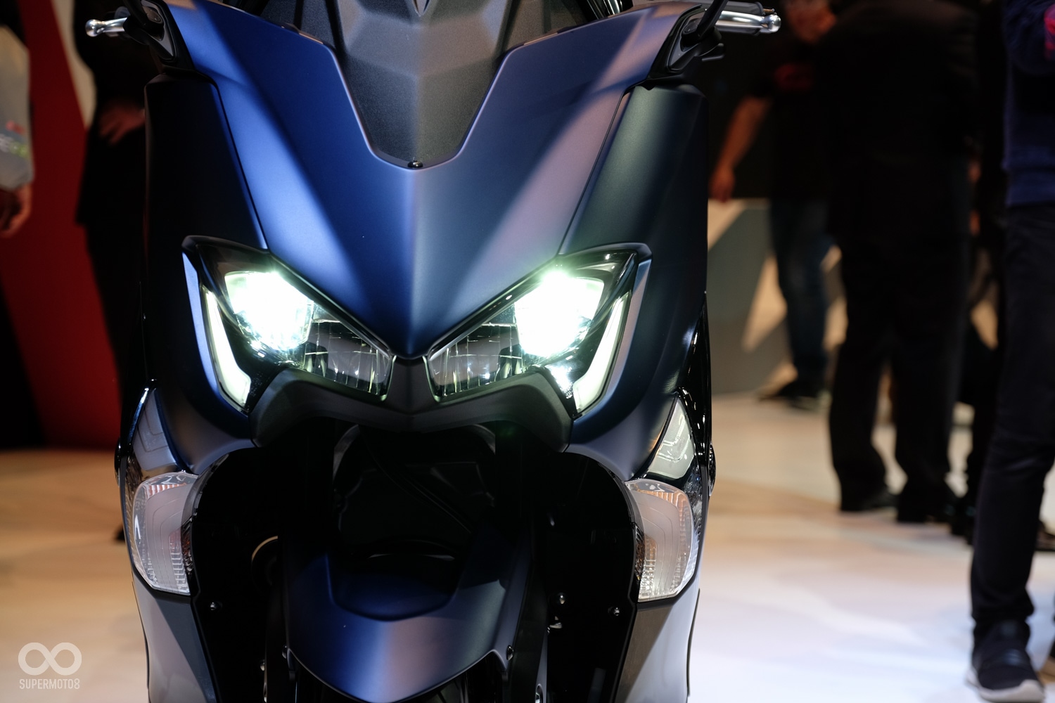 2017TMAX的頭燈由四組LED燈具所構成,中間的兩組為近光燈,外側的兩組則是遠燈,遠近燈並不會同時點亮